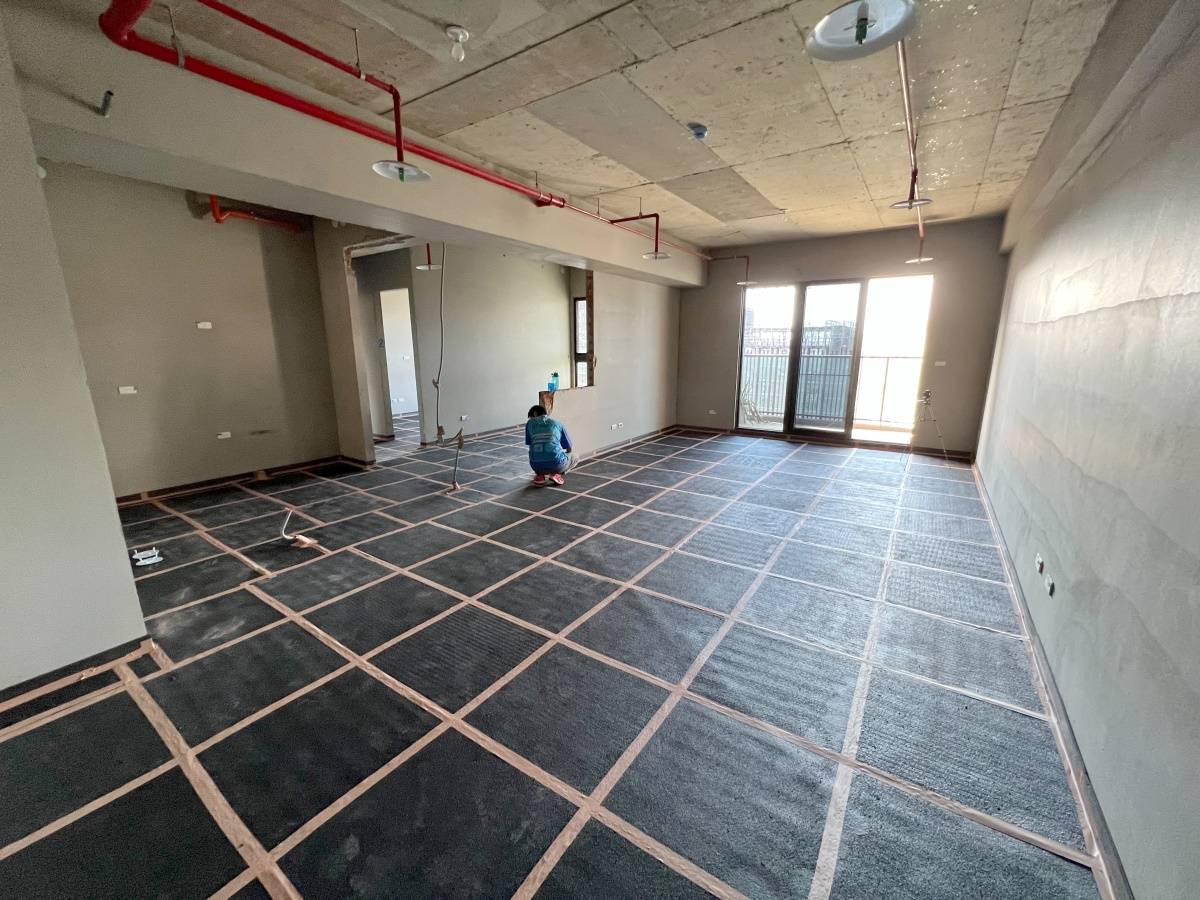 預製式隔音樓板是在工廠預先製作好的隔音樓板系統，現場安裝快速且品質穩定。這種樓板隔音方案特別適合新建工程或大規模翻修項目。