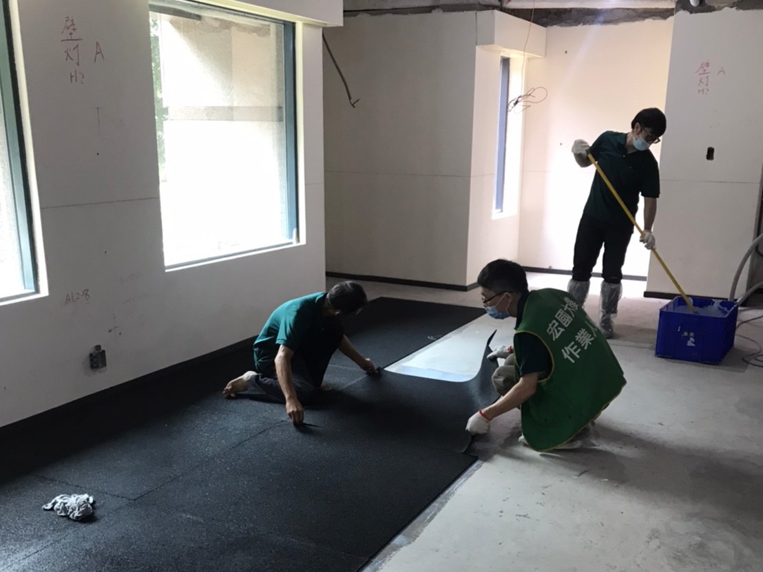不同的隔音材料具有不同的性能特色。營造廠必須根據建案需求和預算考量，選擇最適合的樓板隔音材料，如彈性墊、玻璃棉、岩棉、橡膠墊等，並確保施工品質。